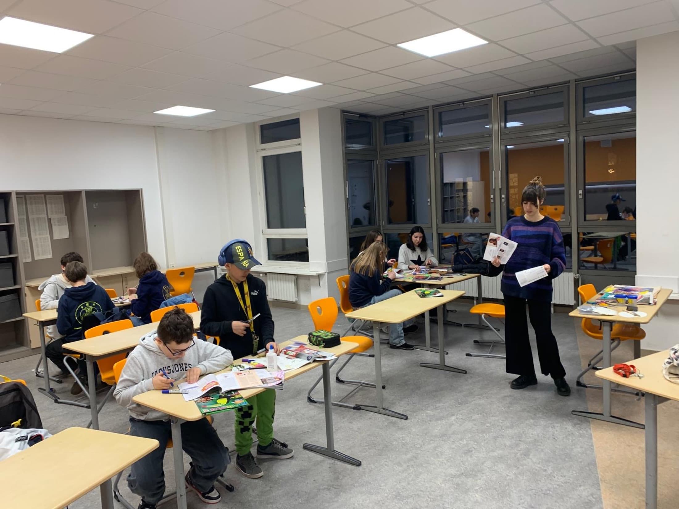 Proceso creativo del taller de fanzines feministas en Berlín